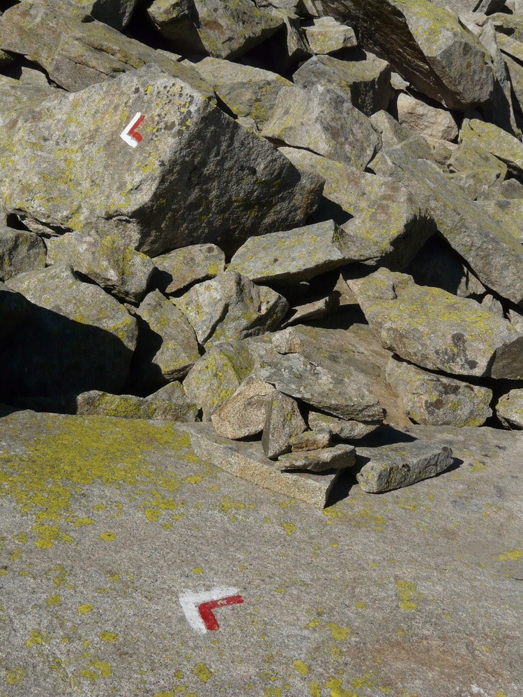 Surbalisage inutile autour d'un cairn