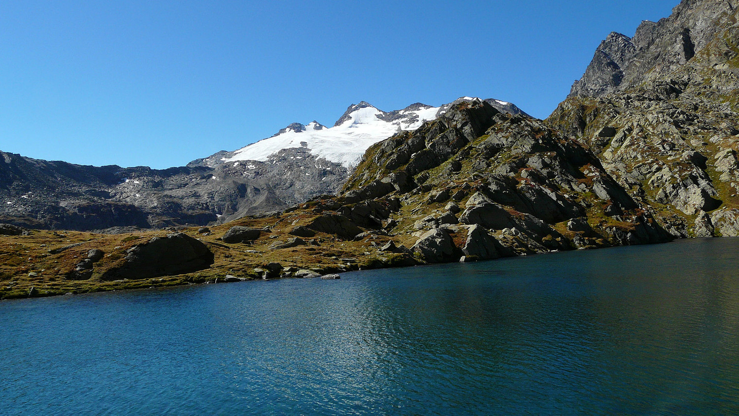 Lac de Fond et à l'arrière plan le Château Blanc à gauche et le Doravidi