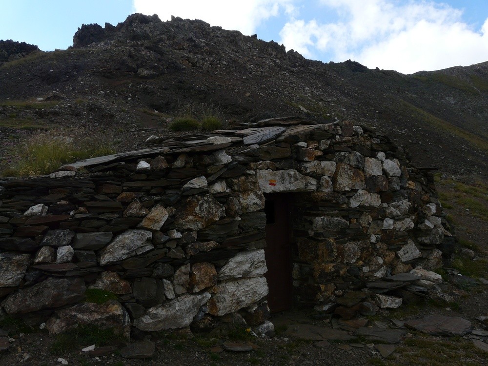 Abri sous le col des Mines