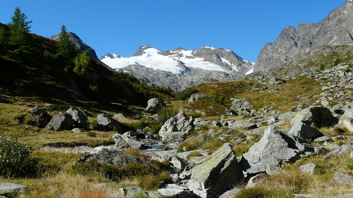 Arrivée à Glacier, Château Blanc, les Mont Doravidi le col de Planaval à droite