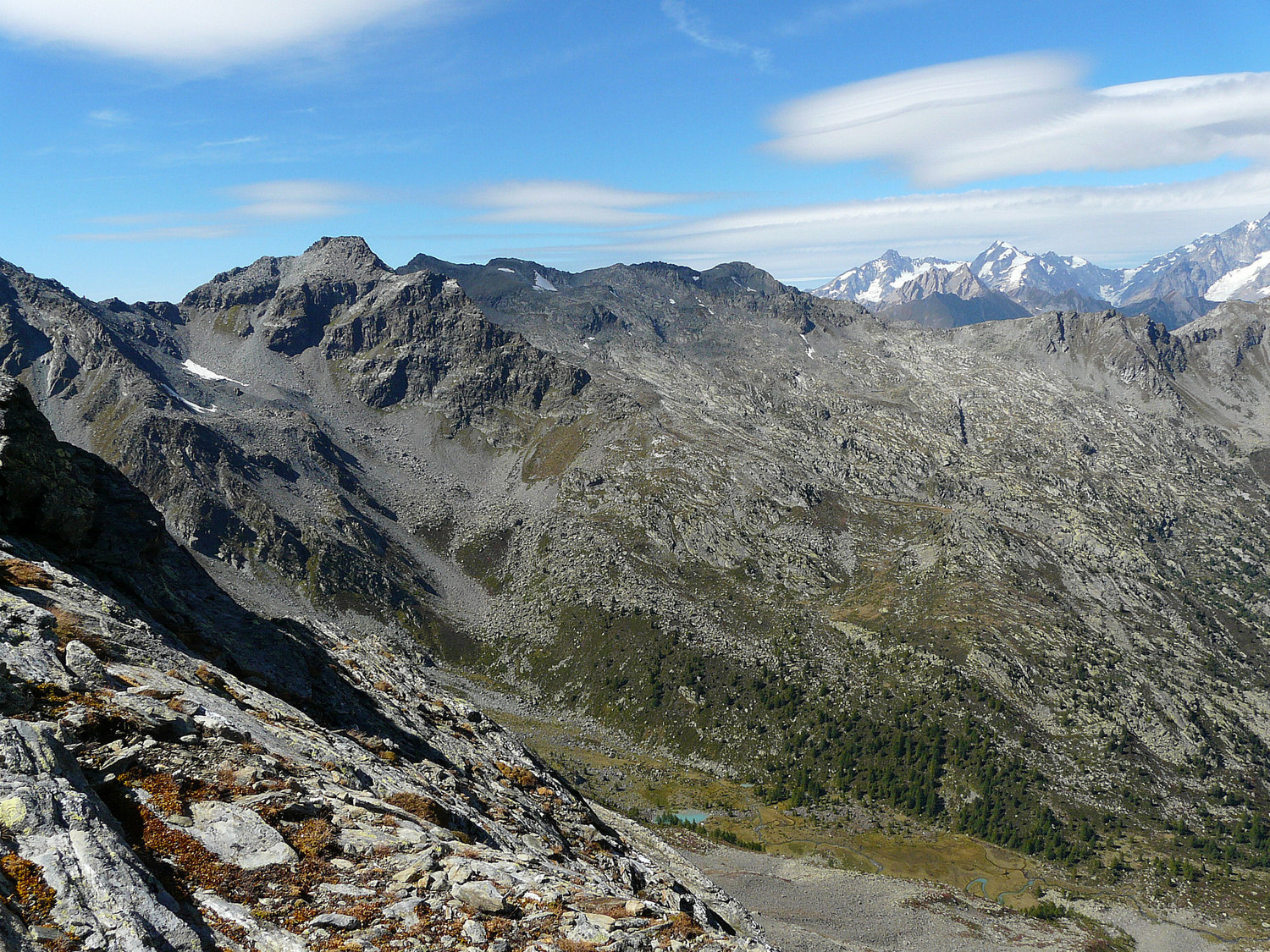 Le haut du vallon de Lantaney et le col du Haut Pas à gauche permettant l'accès au refuge Deffeyes