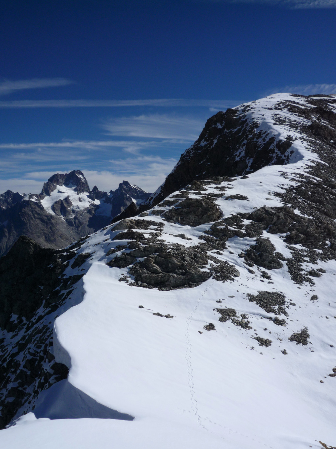 L'arête descendant du sommet, sur fond de barre des Ecrins