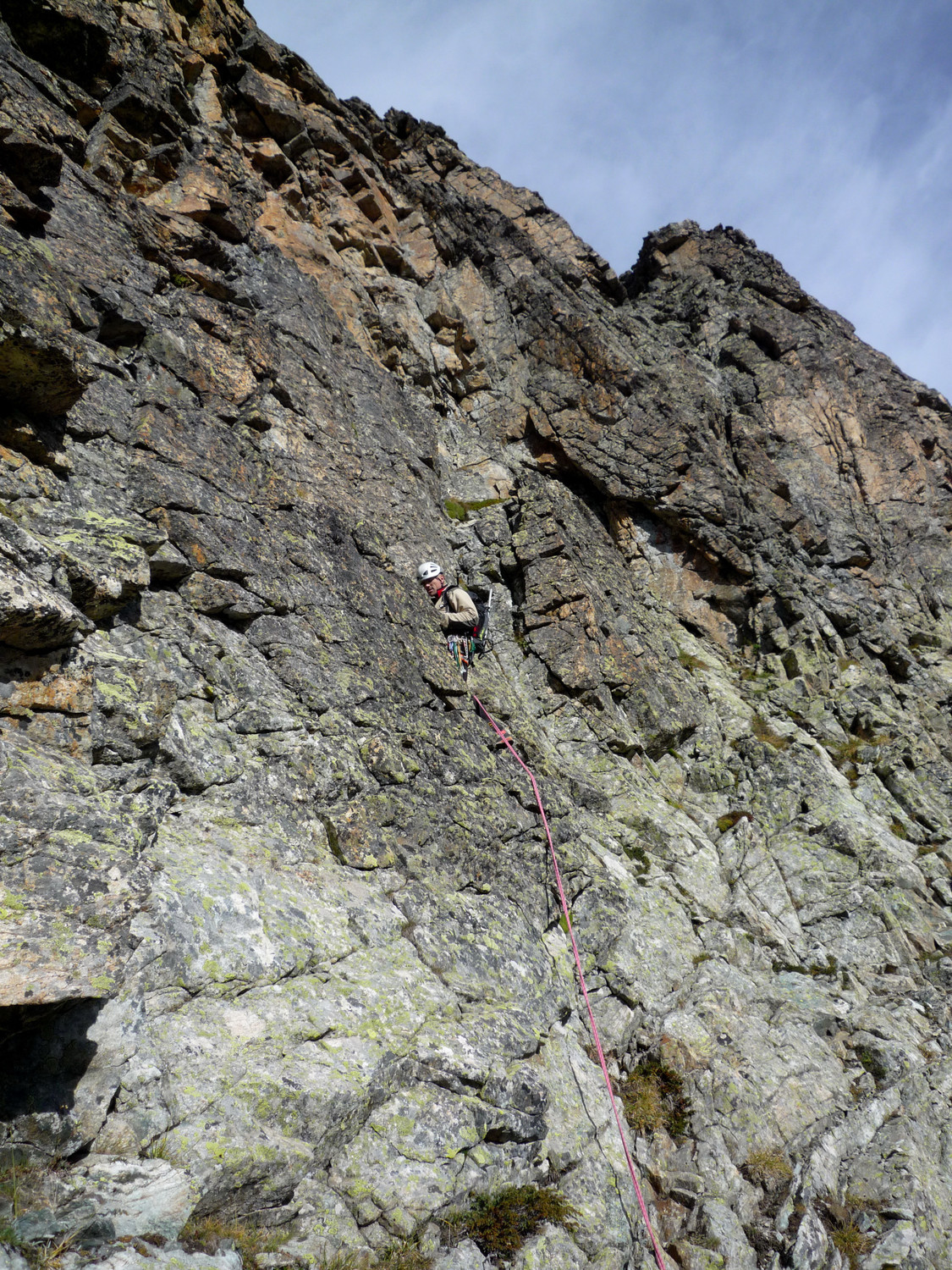Dans le second ressaut. Ca a grimpé joliment versant Est (IV+) pour rejoindre le fil de l'arête