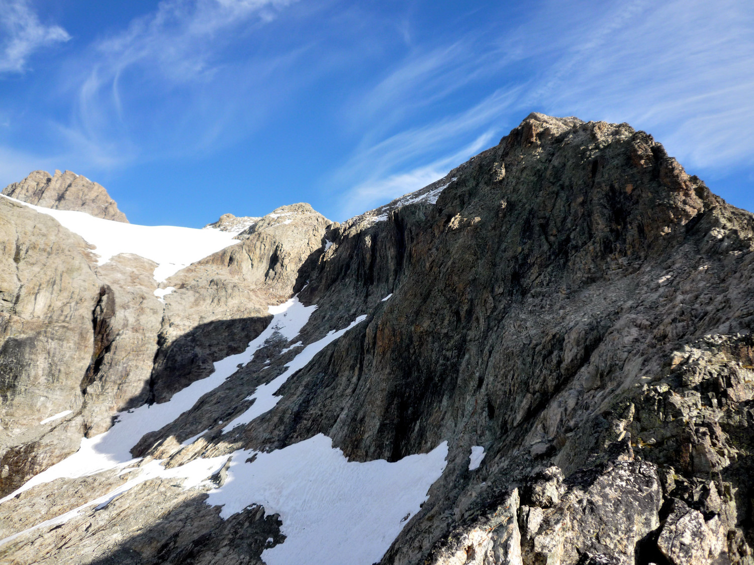 Fin de l'arête et itinéraire de descente : le couloir (ici sec dans le haut), ou la VN des Rouies (neige/traversée vire rocheuse/couloir)