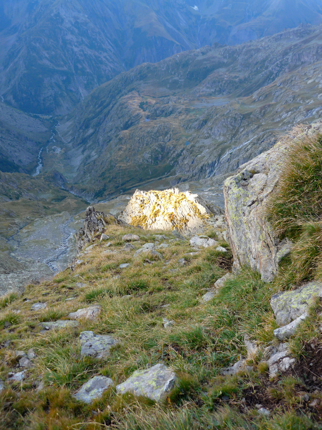 Le soleil dore le bas de l'arête
