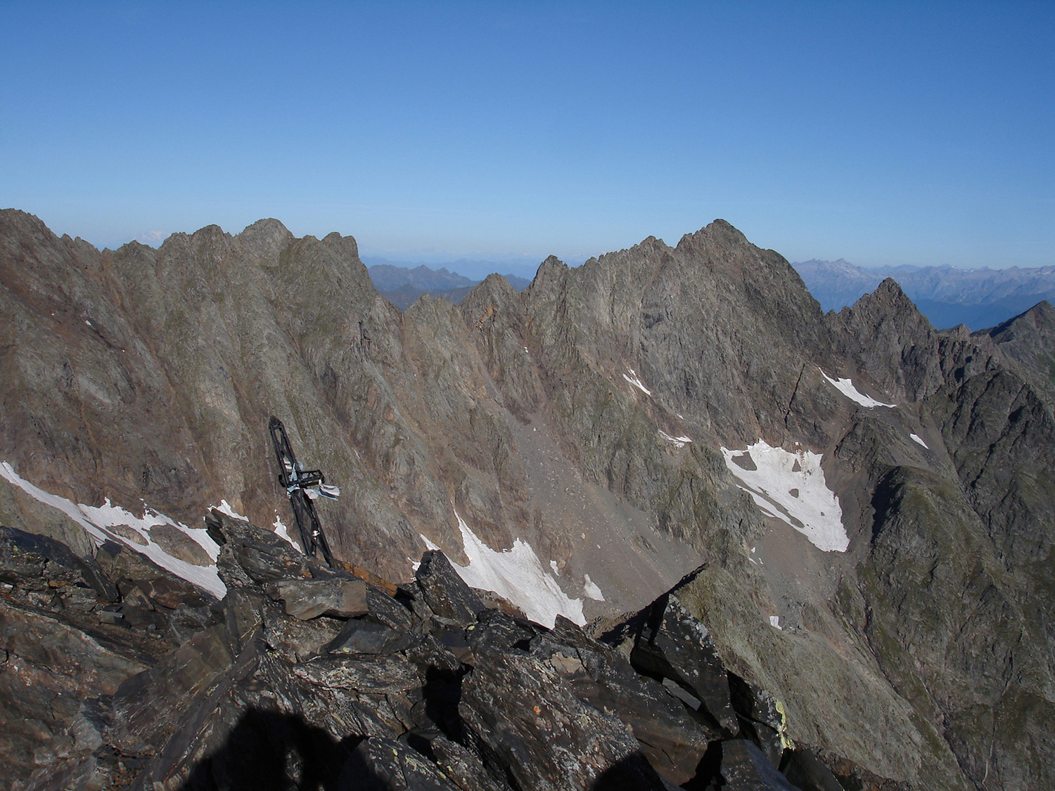 10-08-2008 La croce del Dente di Coca 2924 m, sullo sfondo il Pizzo di Scotes 2978 m e Cime di Caronno 2945 m.