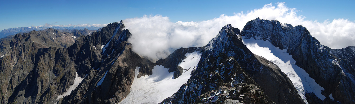 Dal Pizzo di Coca 3052 m alla Punta Scais 3038 m, visti dal Pizzo di Scotes 2978 m.