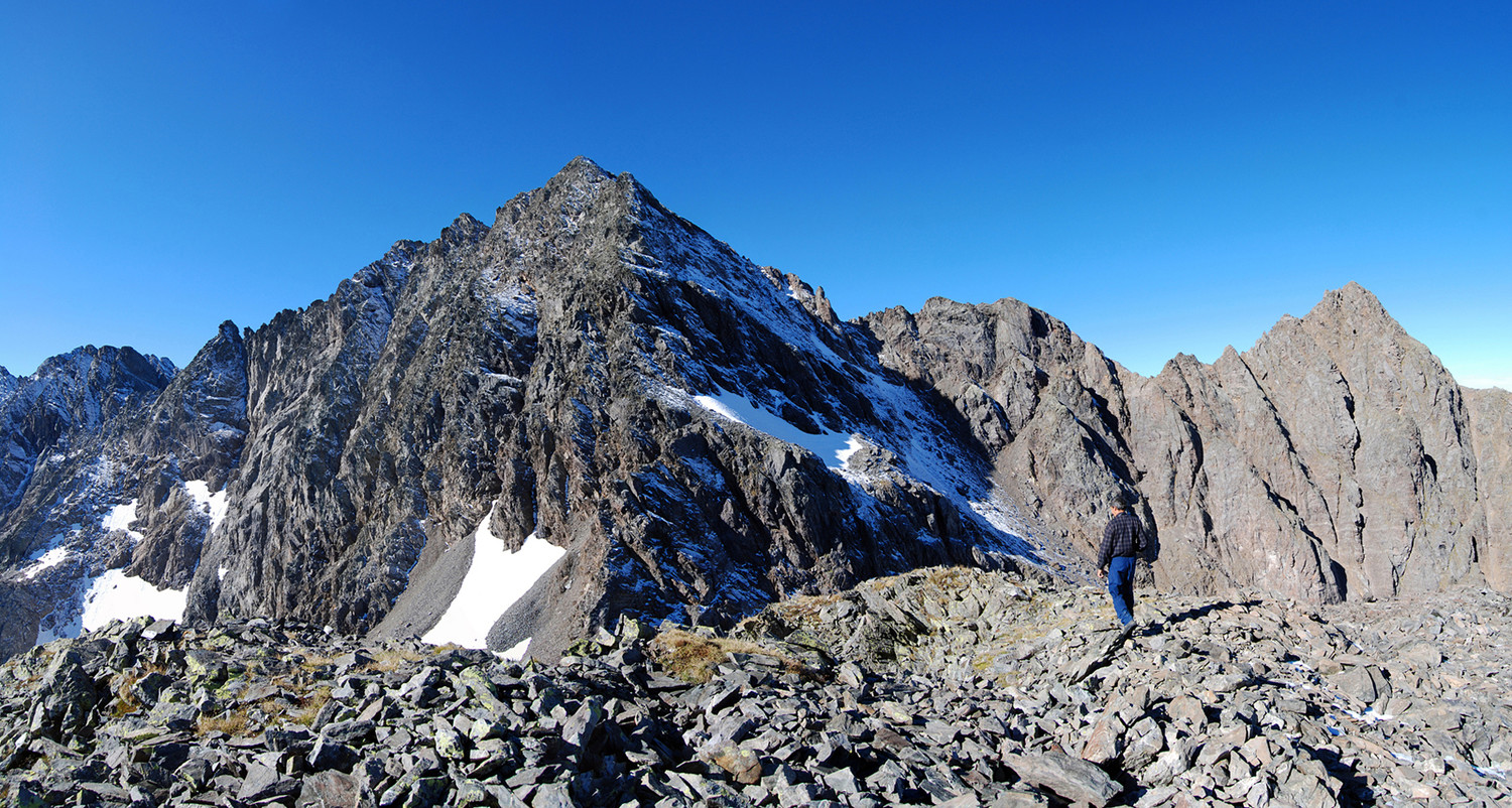 Il Pizzo di Scotes 2978 m versante NE visto dalla Motta della Pioda 2788 m