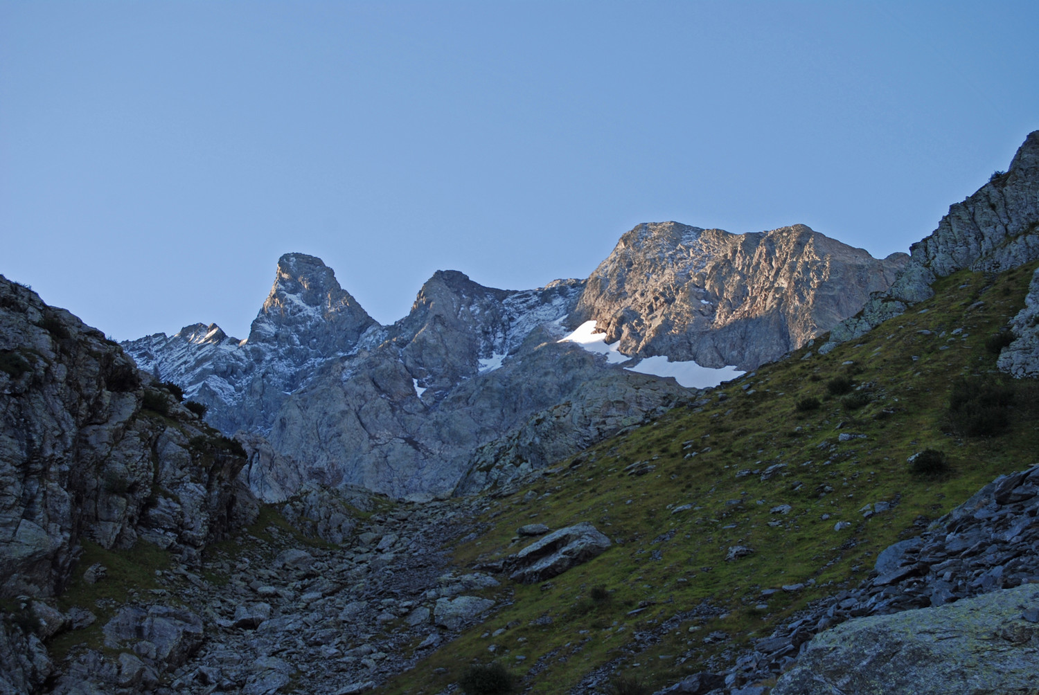 Il versante N del Dente di Coca 2924 m durante la salita al Bivacco A. Corti, da circa 2200 m.