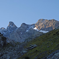 Il versante N del Dente di Coca 2924 m durante la salita al Bivacco A. Corti, da circa 2200 m.