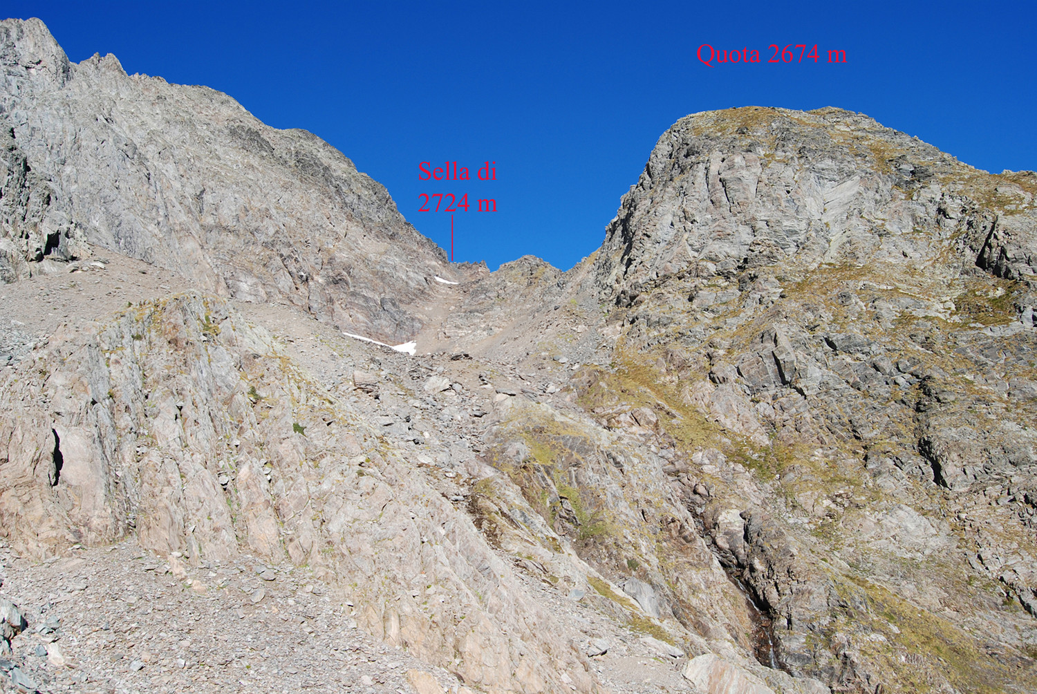 Il vallone a N del Bivacco A. Corti che permette di salire alla sella di quota 2724 m.