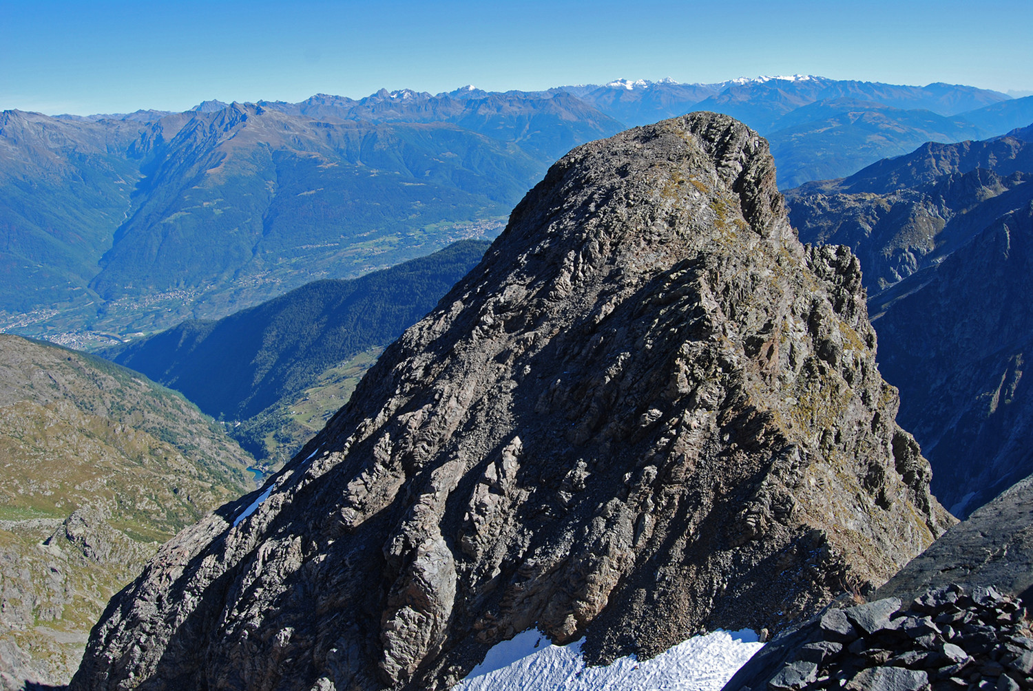 La Motta della Pioda 2788 m versante W, vista presso la bocchetta di 2724 m per salire al Pizzo di Scotes