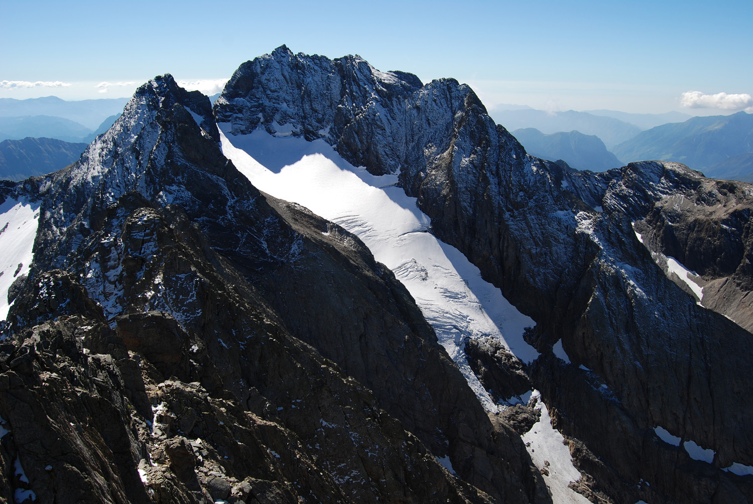 Dal Pizzo di Scotes 2978 m la Vedretta di Porola catasto CGL n° 549 e la Punta di Scais 3038 m.