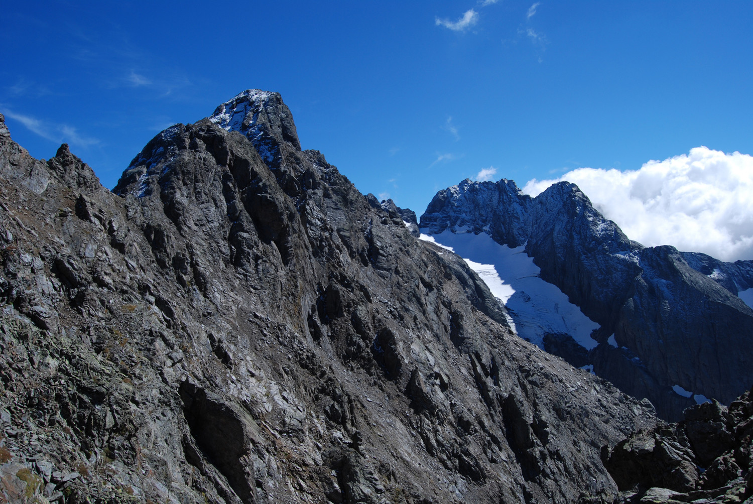 Il Pizzo di Scotes 2978 m e la Punta di Scais 3038 m, dal versante SW del Pizzo degli Uomini.
