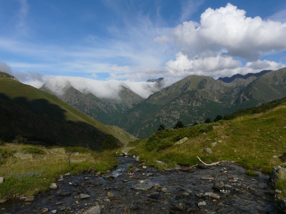 Débordement nuageux sur la crête frontière