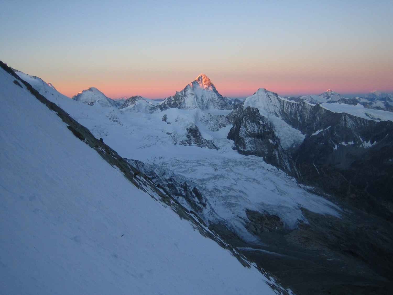 le soleil se lève sur la Dent Blanche, au fond à droite le Mt Blanc