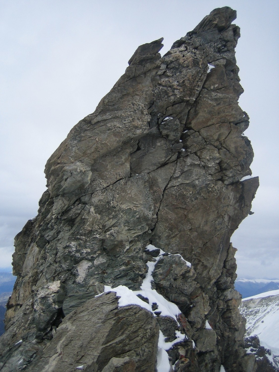 le gendarme qu'il faut remonter sur l'arête lors de la descente