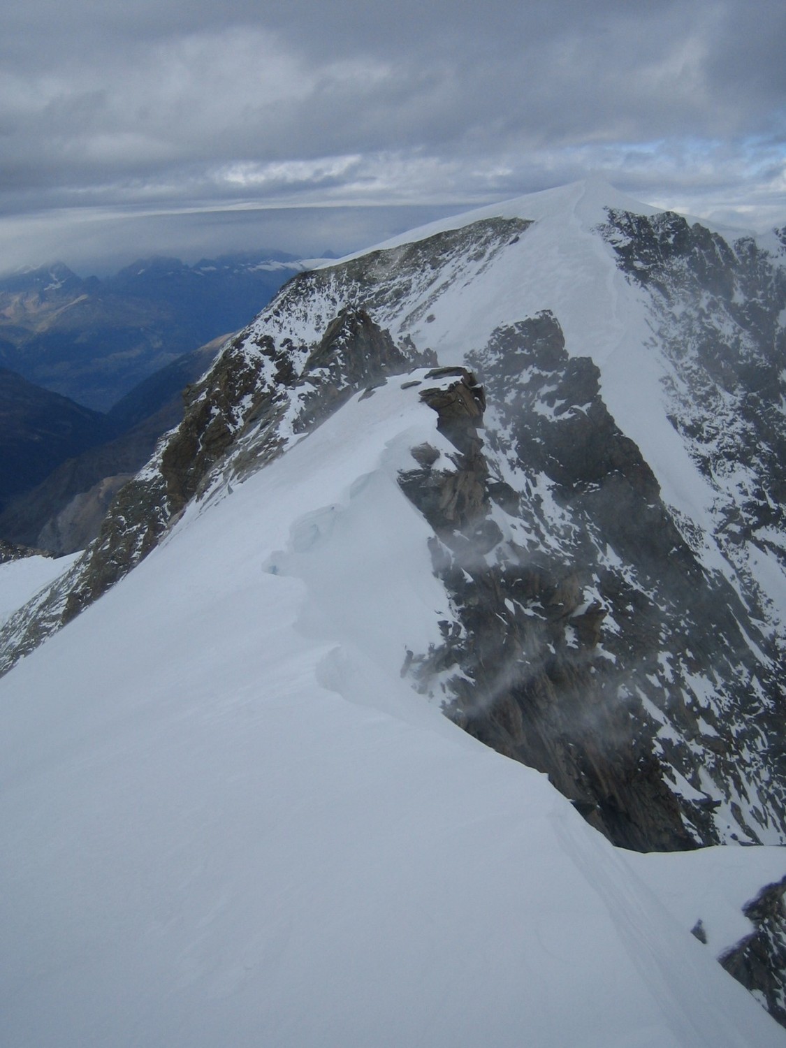 attention aux corniches sur la fin de l'arête