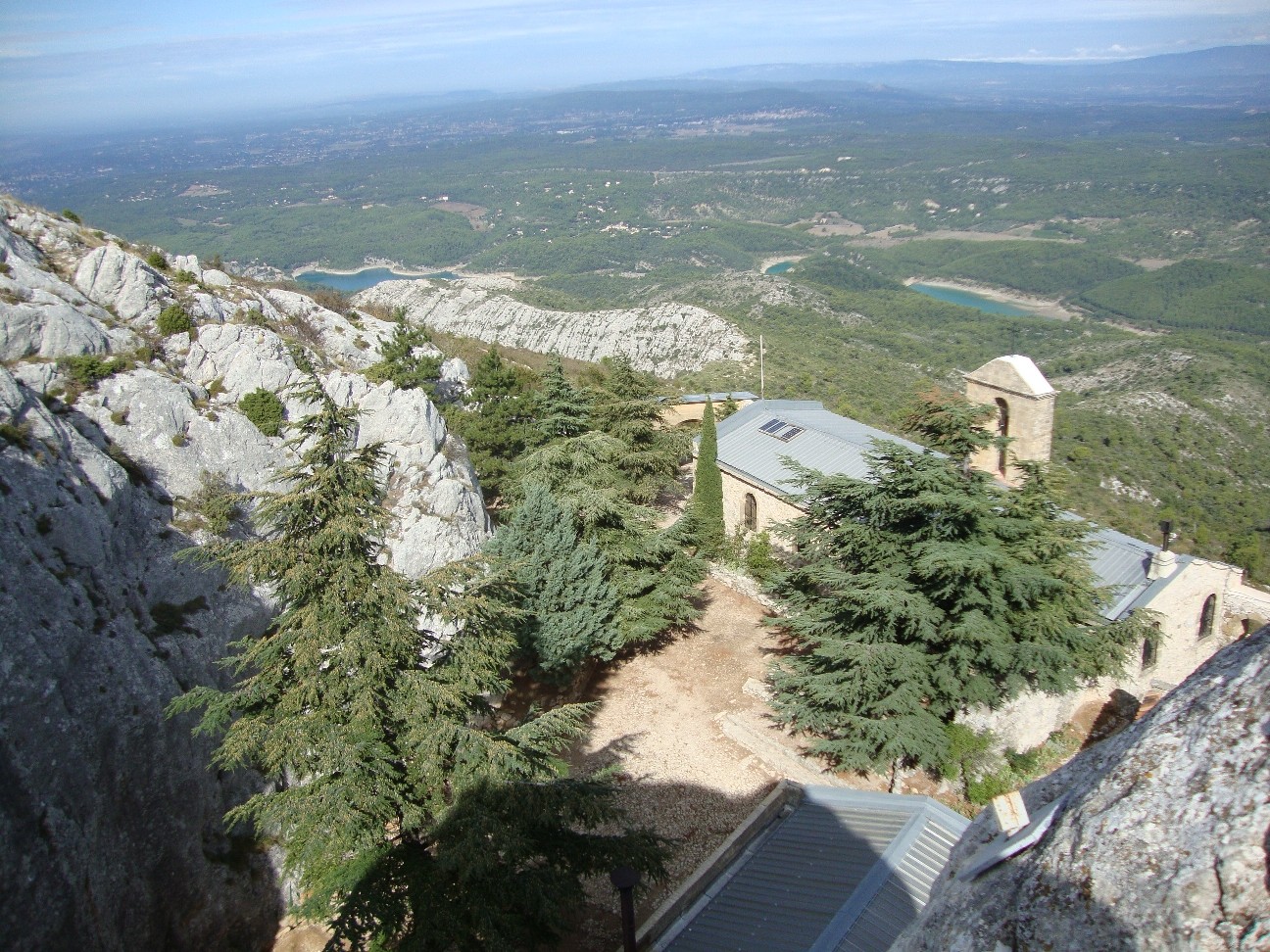 Le prieuré et le lac de Bimont.