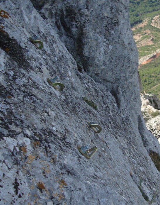 Equipement d'escalade au dessus de la brèche des moines.