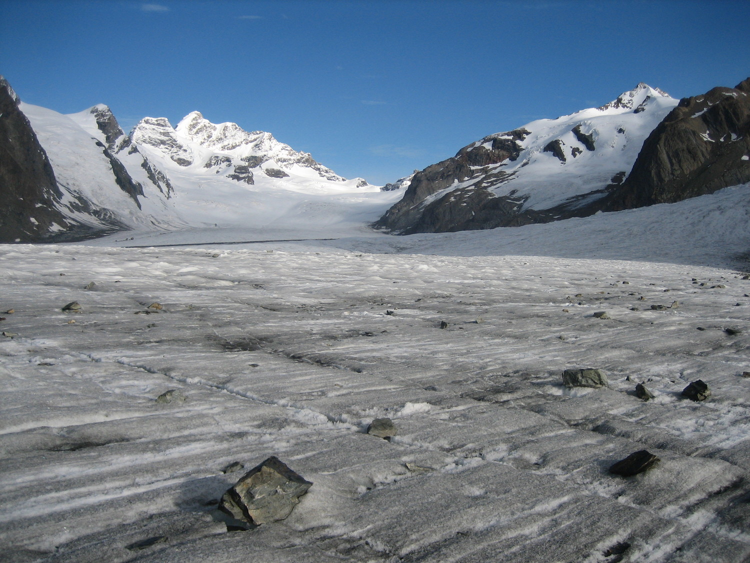 C'est encore loin la Monchjojohütte (tout au fond à droite)