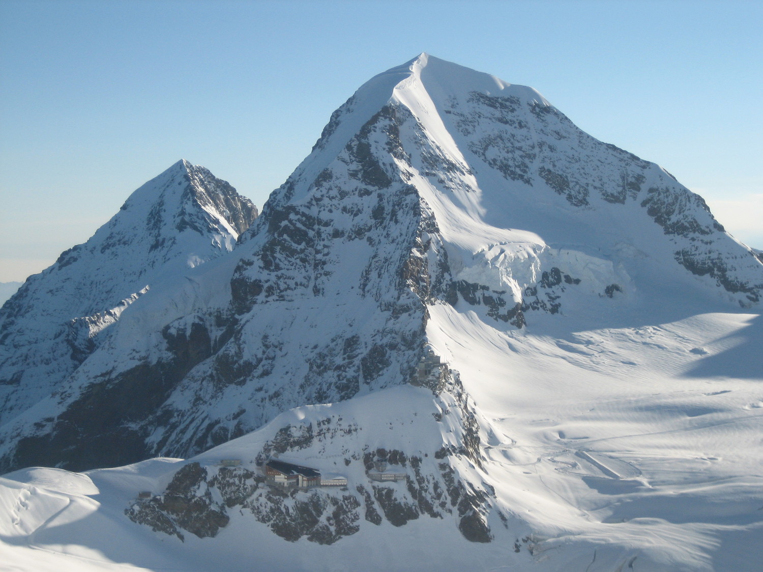 Mönch, arête SW, et l'Eiger à gauche