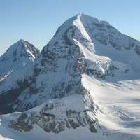 Mönch, arête SW, et l'Eiger à gauche 