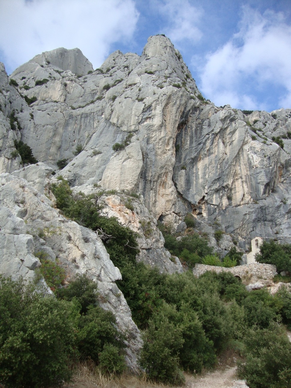 Saint Ser : la chapelle, de l'eau, des chenes, un bel éperon, un autre lieu paisible du secteur.