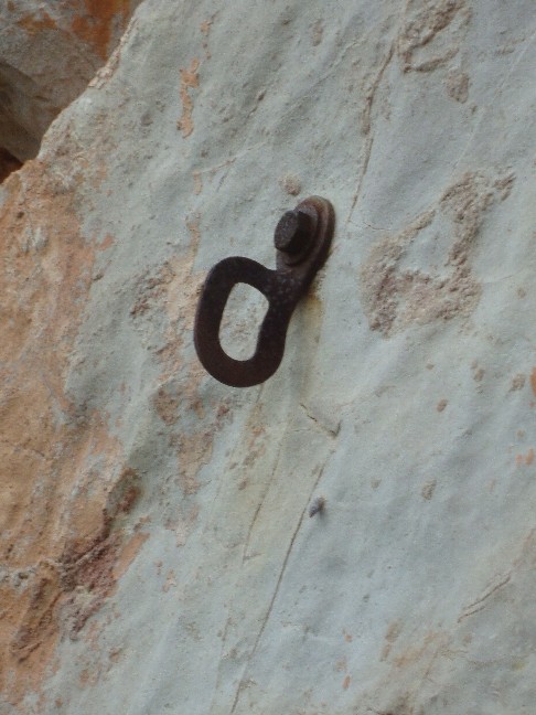 Paroi de St Ser, équipement viellissant, une cheville à expansion.