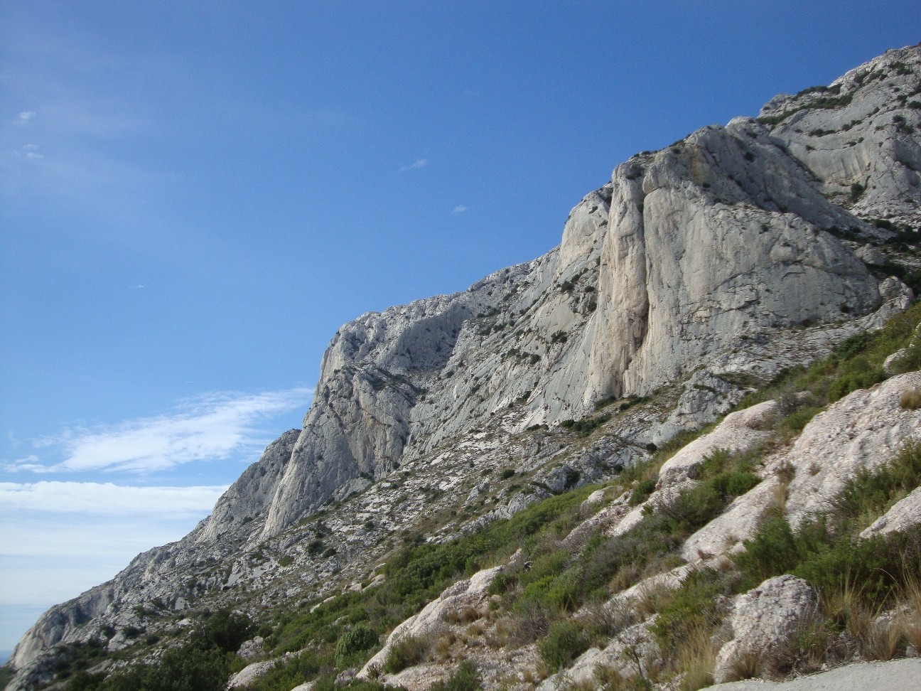 Paroi du surplomb de la carrière ; au fond le signal.