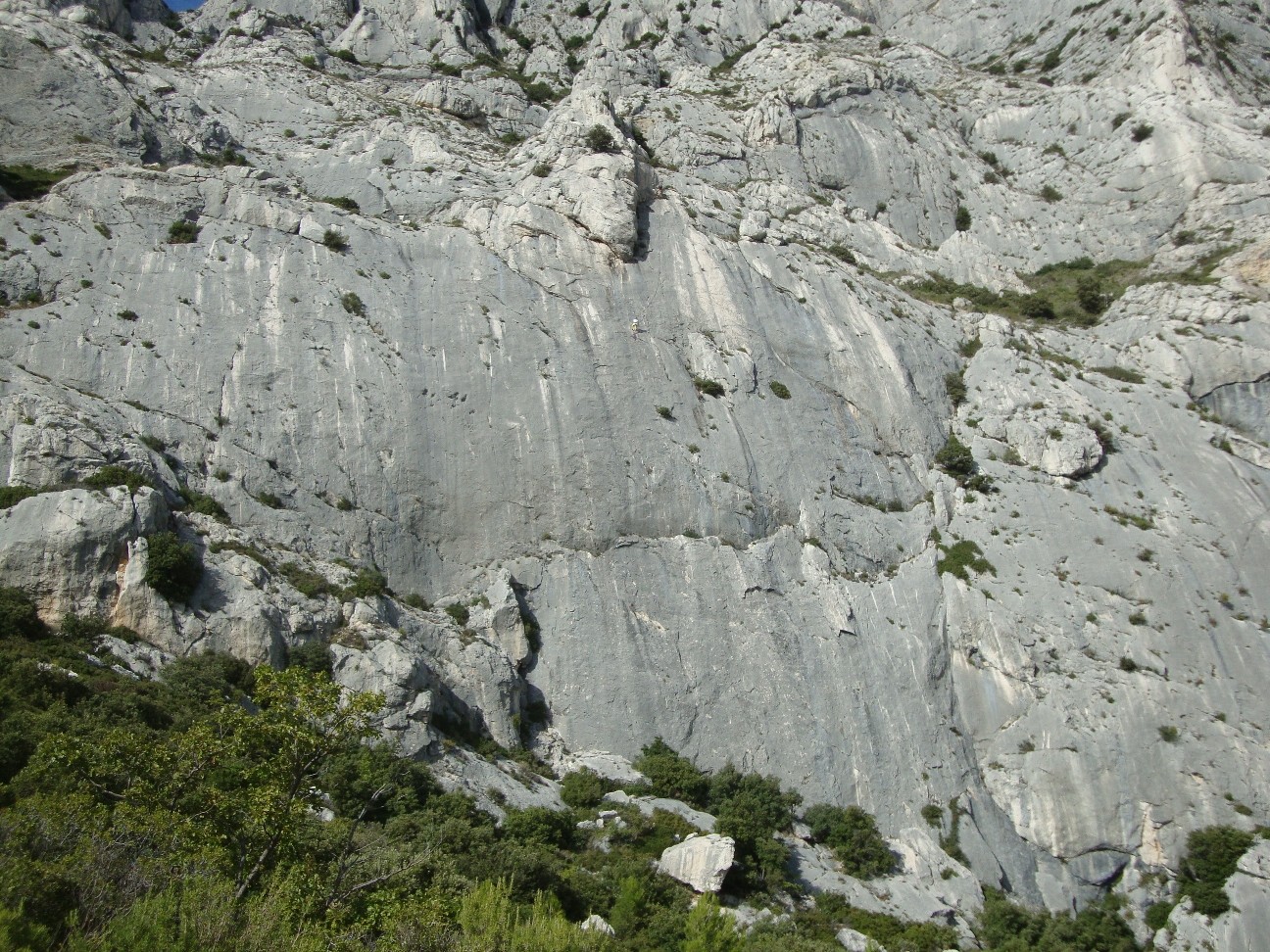Escalade aux 2 Aiguilles : une cordée en termine avec l'aiguille Eglan'nar