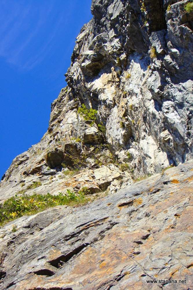 La suite, c'est deux longueurs avec un relais que Michel sautera... départ donc du relais corde tendue dans du V+/6a ;-)