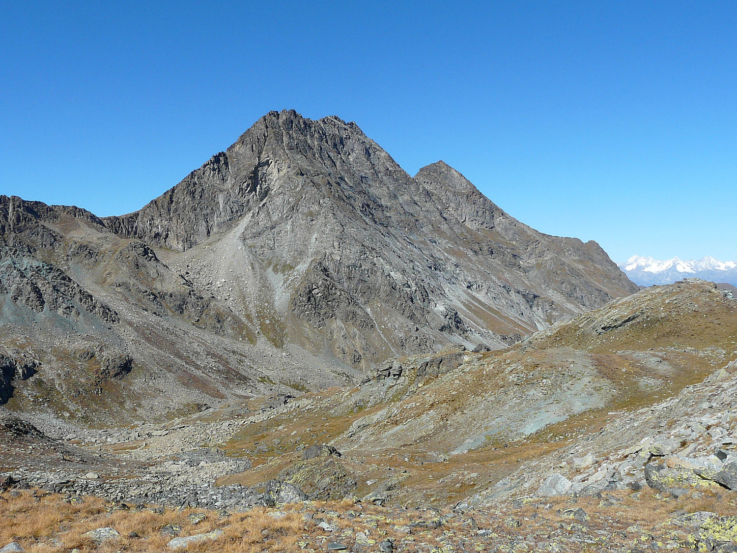 Le mont Rafrey et le bec de Vio à droite