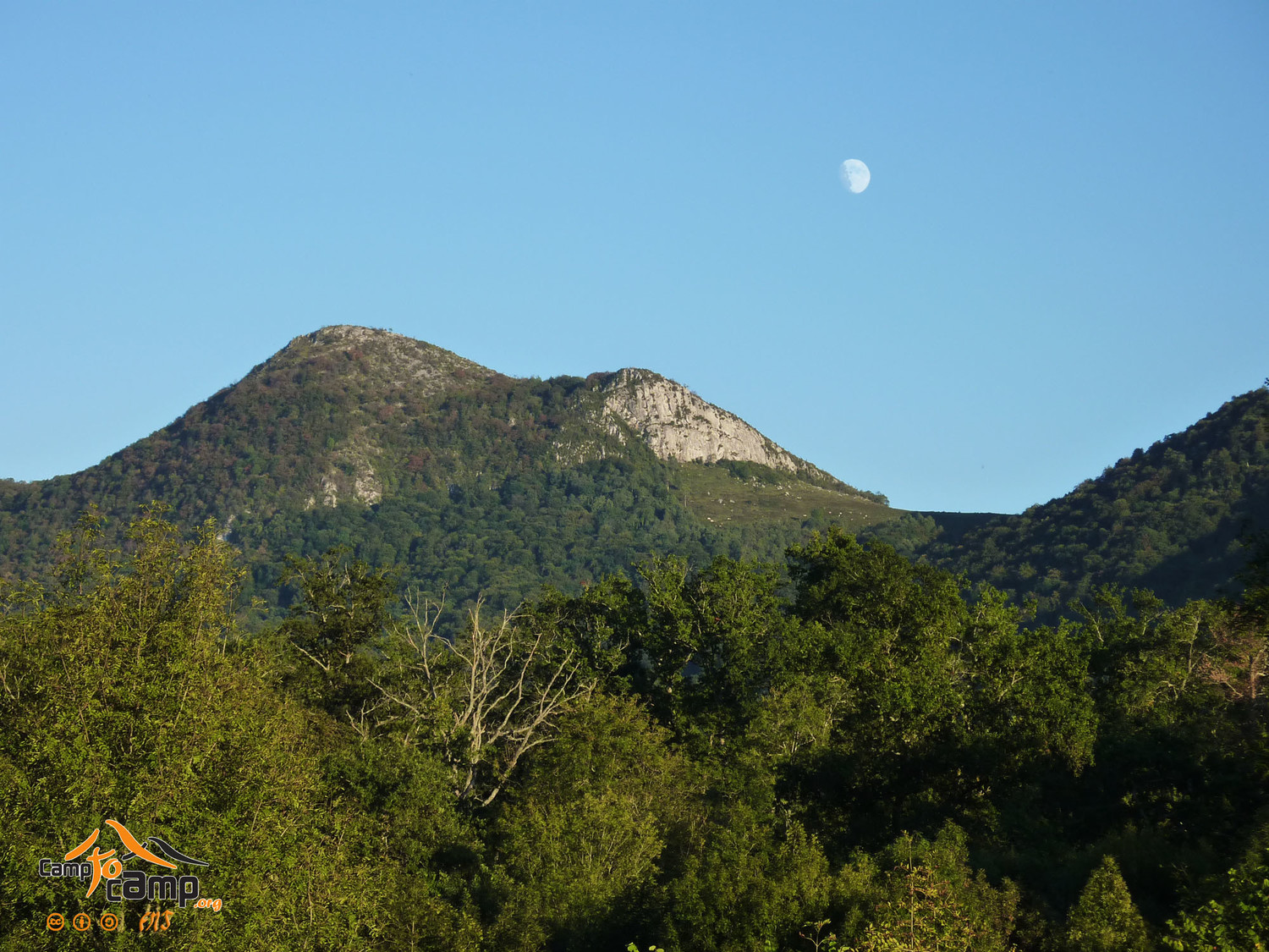 Falaise du col d'Ech vue depuis Peyrousse (route de Lourdes)