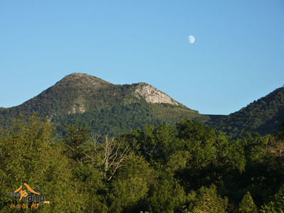 Falaise du col d'Ech vue depuis Peyrousse (route de Lourdes)