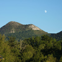 Falaise du col d'Ech vue depuis Peyrousse (route de Lourdes)