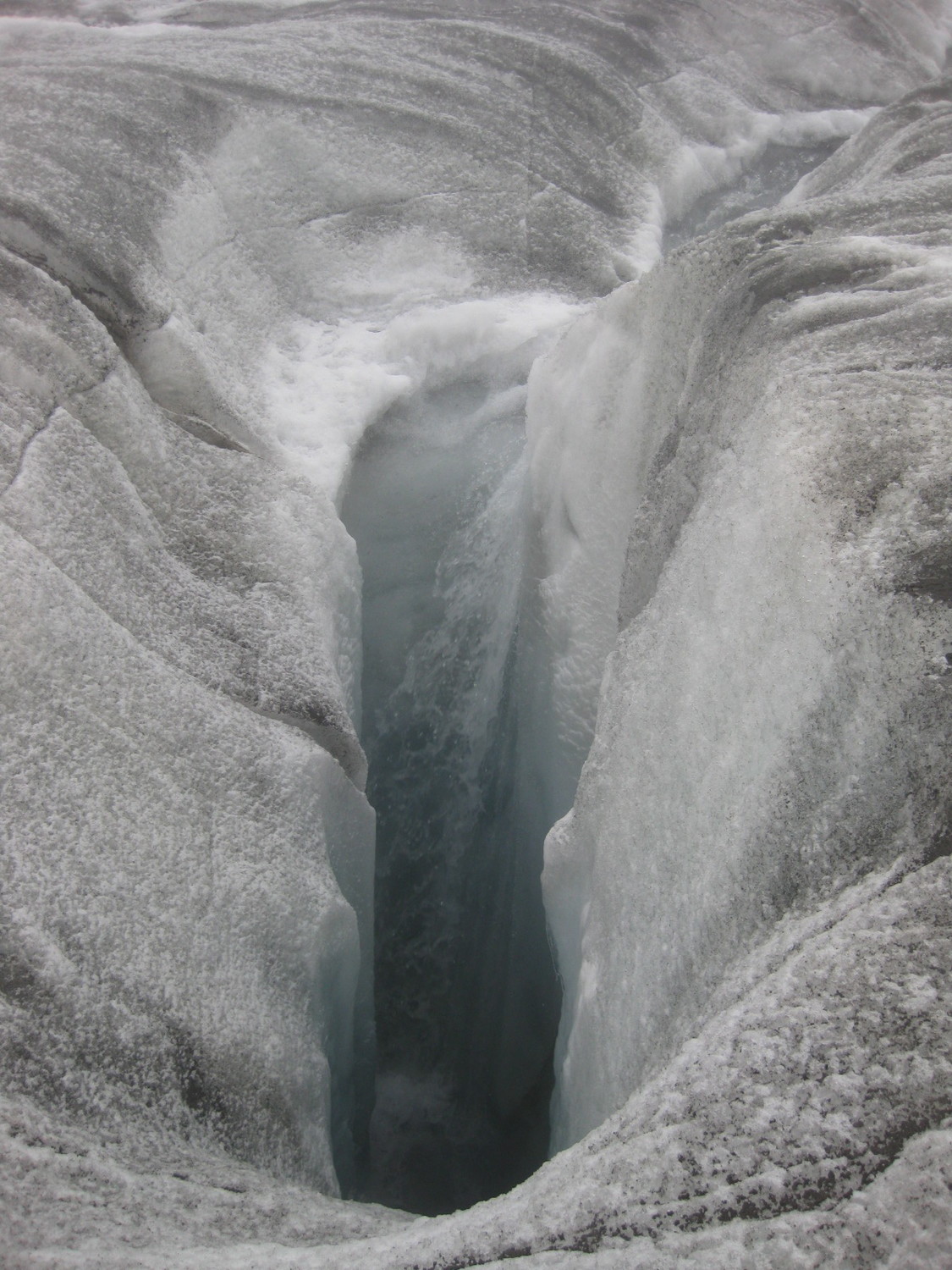 Gouffre cascade dans le glacier de Corbassière