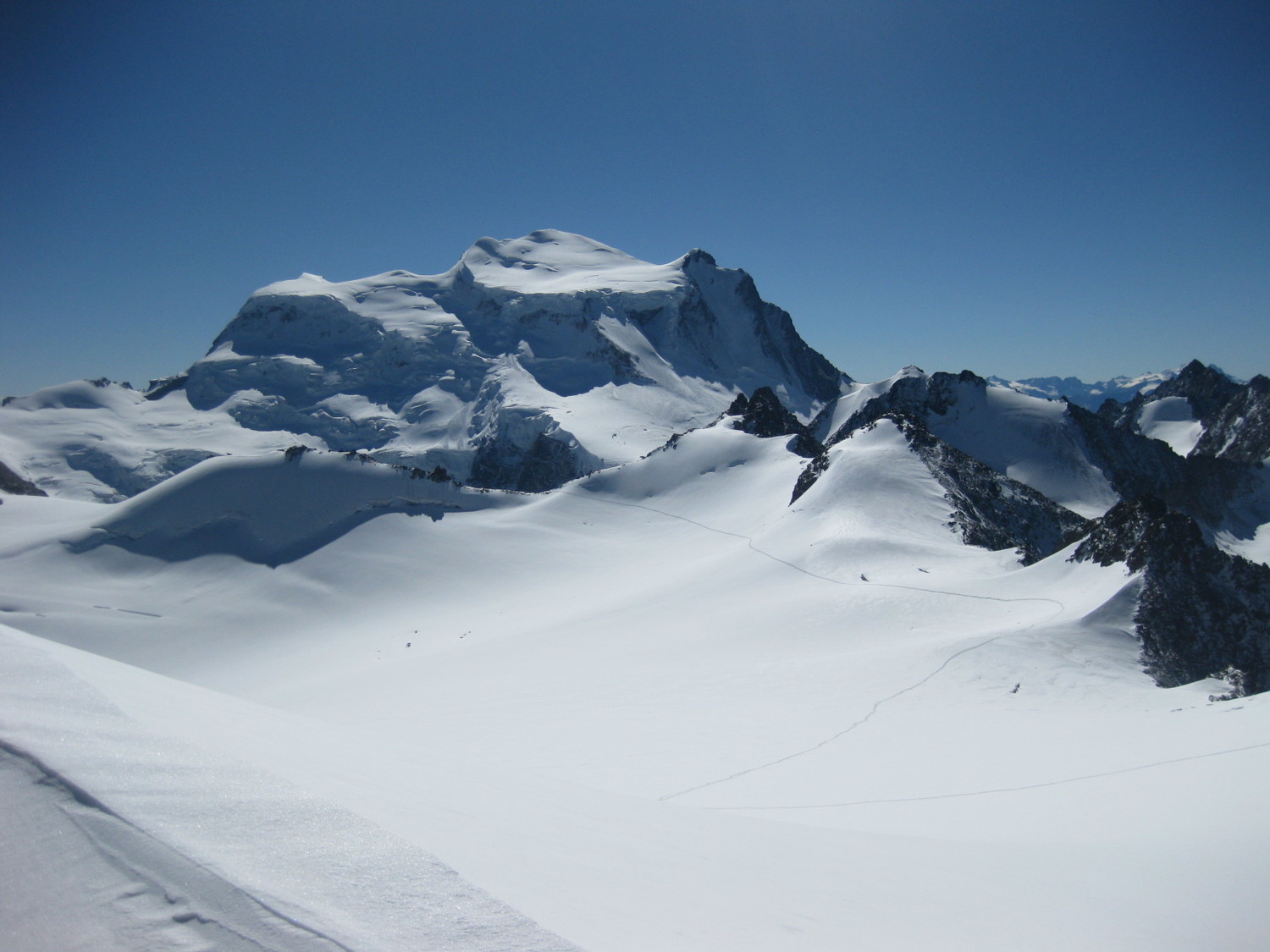 Le Grand Combin, tel que vu depuis le sommet de son petit frère
