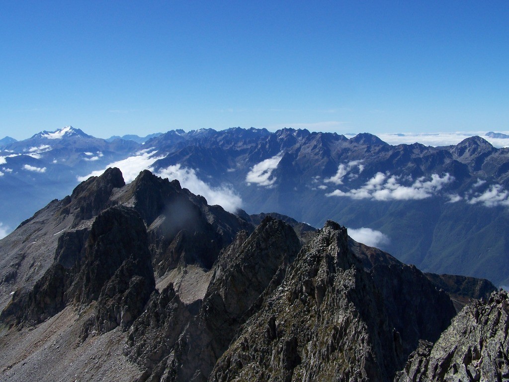 Du sommet du gd pic de la lauzière, vu sur le sud de la chaine, l'étendard et belledonne.