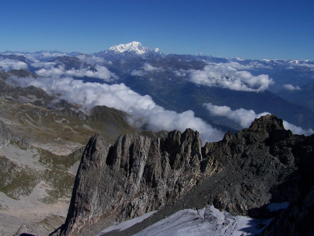 Du sommet du gd pic de la lauzière, vu sur le Mt blanc, tout u fond le Valais, et en premier plan le glacier de celliers
