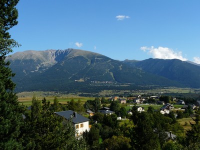 Bolquère, et la vallée d'Eyne (au fond) Bolquère, et la vallée d'Eyne (au fond)
