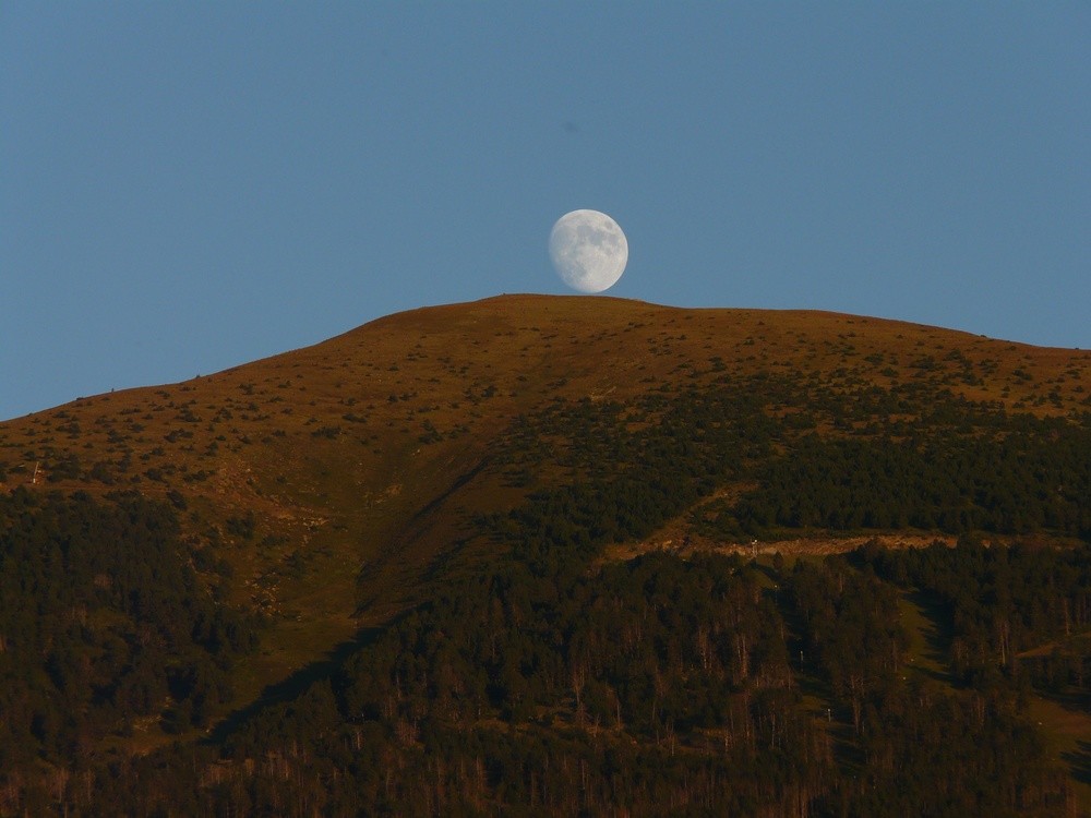 Lever de lune sur le Cambra d'Ase