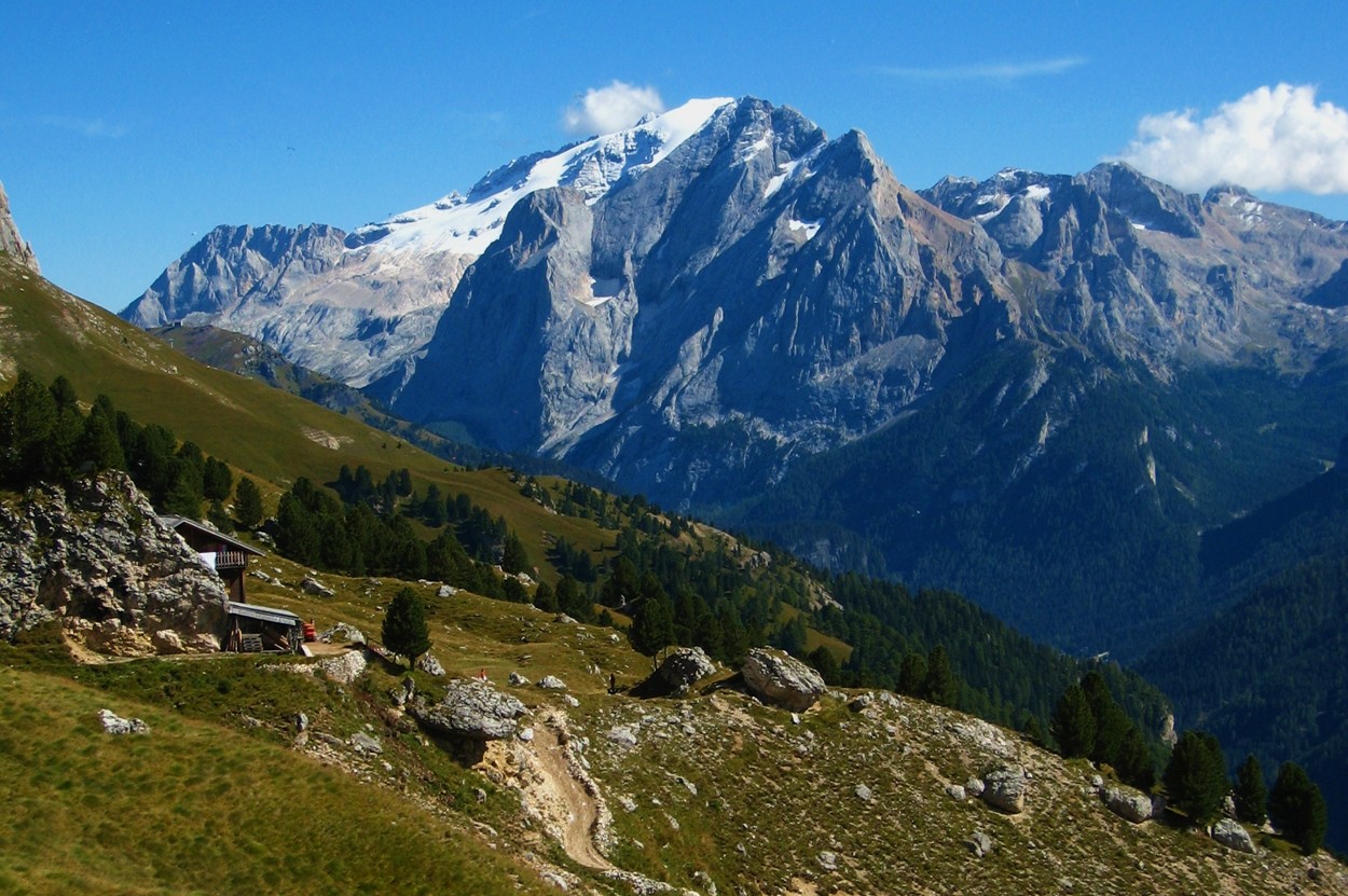 Refuge Sandro Pertini sur fond de Marmolada