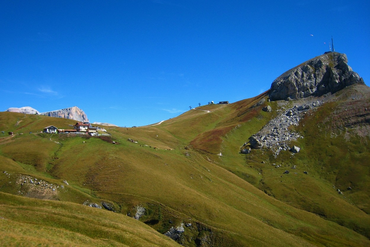 Refuge Friedrich-August sur fond de Sas Pordoi + Piz Boé - Col Rodela à droite