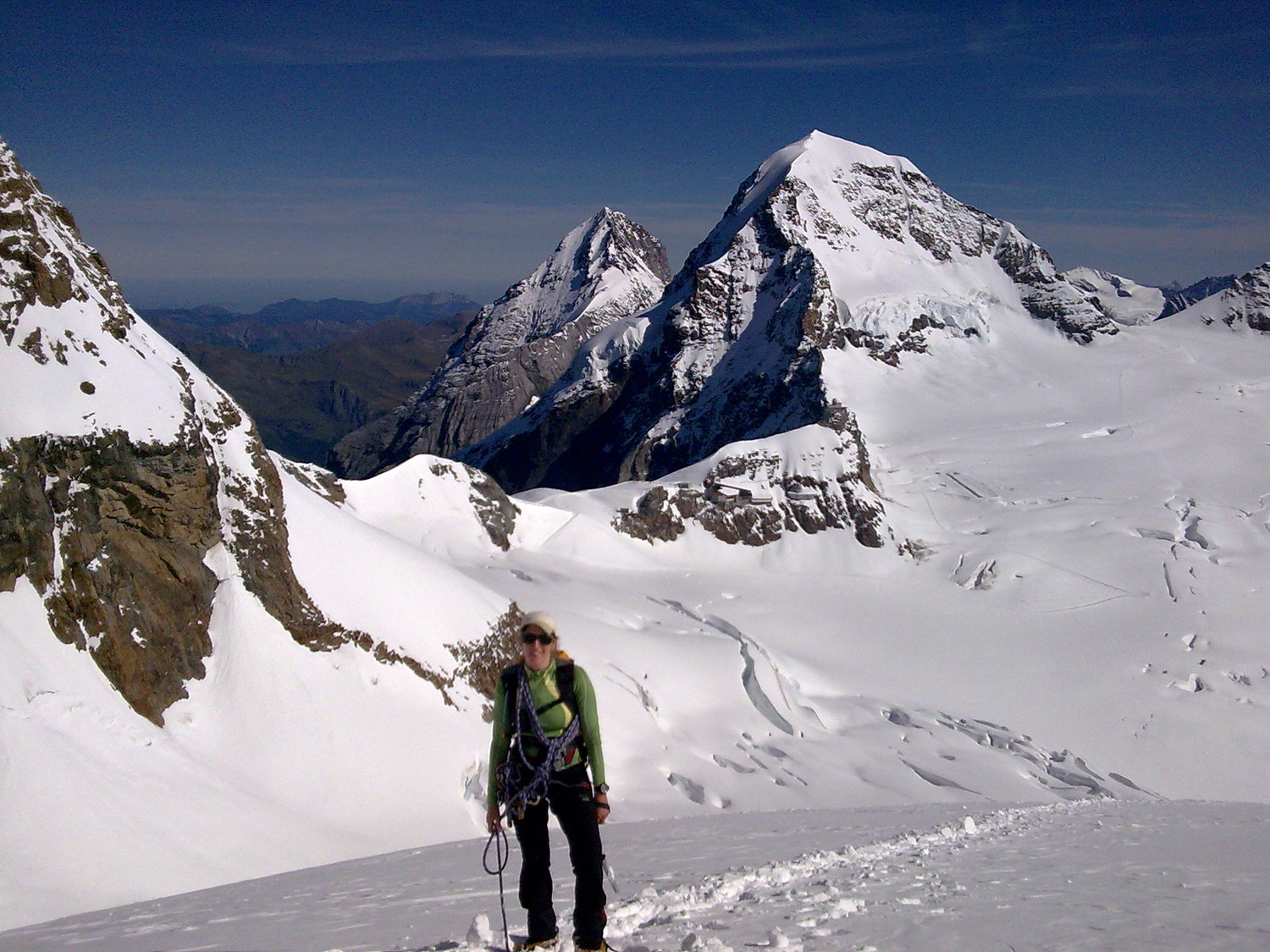 Debut de la montée. Floriane devant L'Eiger et le J.Joch