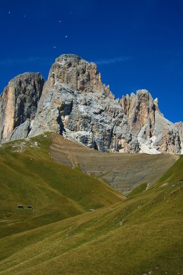 Terres noires devant la Grohmanspitze (Sasso Levante) avec Torre Innerkofler à G et Cinque Ditta à D Terres noires devant la Grohmanspitze (Sasso Levante) avec Torre Innerkofler à G et Cinque Ditta à D
