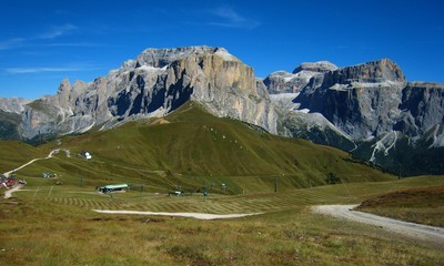 De la Forcella Rodela : vue sur le massif du Sella (et sur des remontées mécaniques) : Piz Ciavazes au centre, Piz Boé et Sas de Pordoi à D. De la Forcella Rodela : vue sur le massif du Sella (et sur des remontées mécaniques) : Piz Ciavazes au centre, Piz Boé et Sas de Pordoi à D.