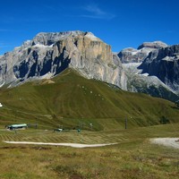 De la Forcella Rodela : vue sur le massif du Sella (et sur des remontées mécaniques) : Piz Ciavazes au centre, Piz Boé et Sas de Pordoi à D.