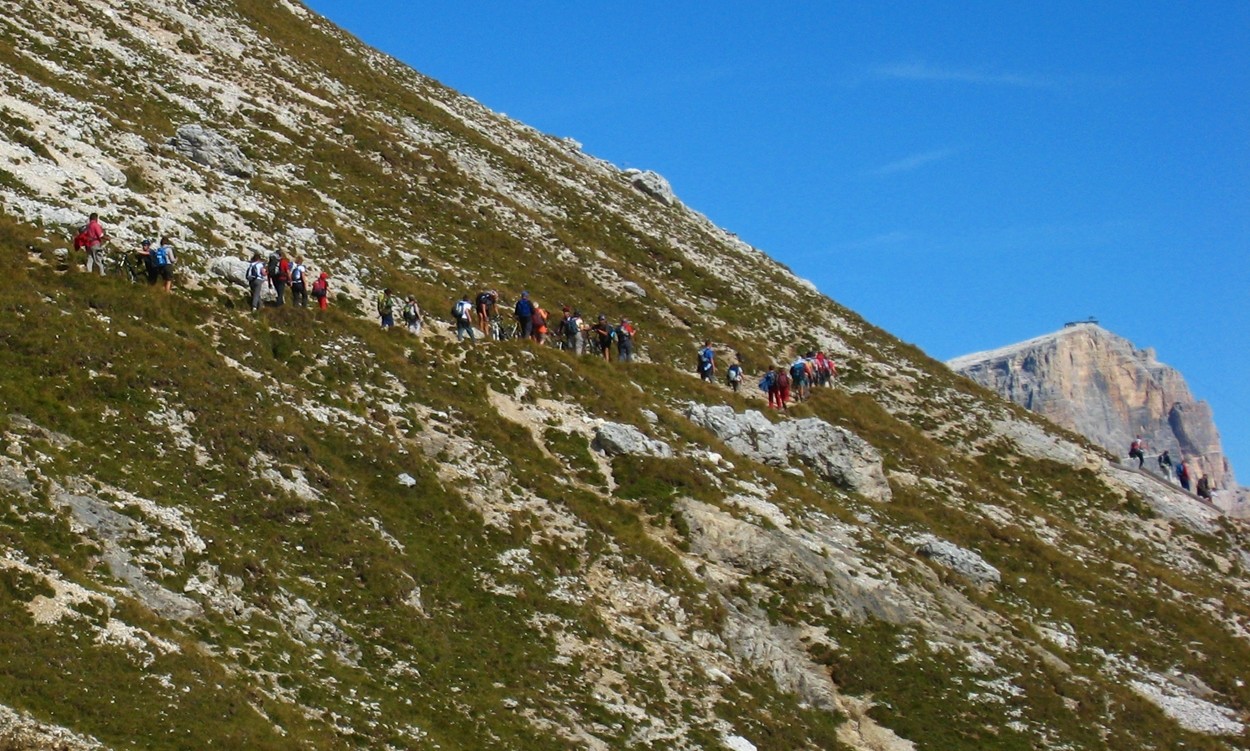 Emportés par la foule qui nous traîne / Nous entraîne / Écrasés l' un contre l' autre