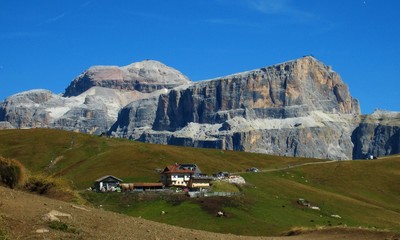 refuge Friedrich-August sur fond de Piz Boé refuge Friedrich-August sur fond de Piz Boé